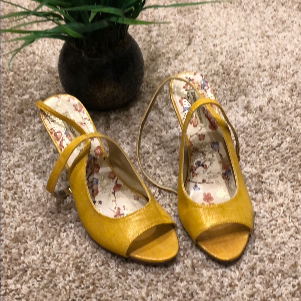 Women shoes by delicious